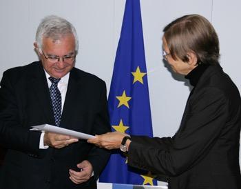La Dra. Med. Michaela Glöckler, iniciadora y encargada de la campaña de recolección de firmas durante la entrega del memorando de la Alianza al comisario John Dalli